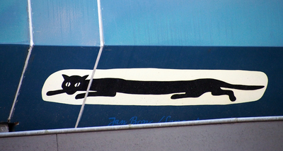 827891 Detail van het winkelpand Vredenburg 151 te Utrecht: het beeldmerk van de firma Langcat (fabrikant van de ...